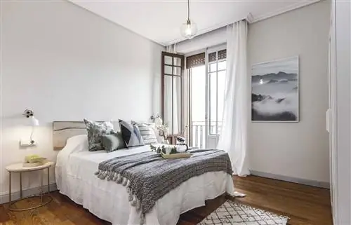 Дом в Памплоне: спальня с балконом