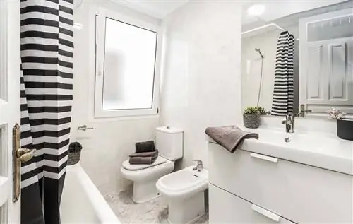 Дом в Памплоне: белая ванная комната