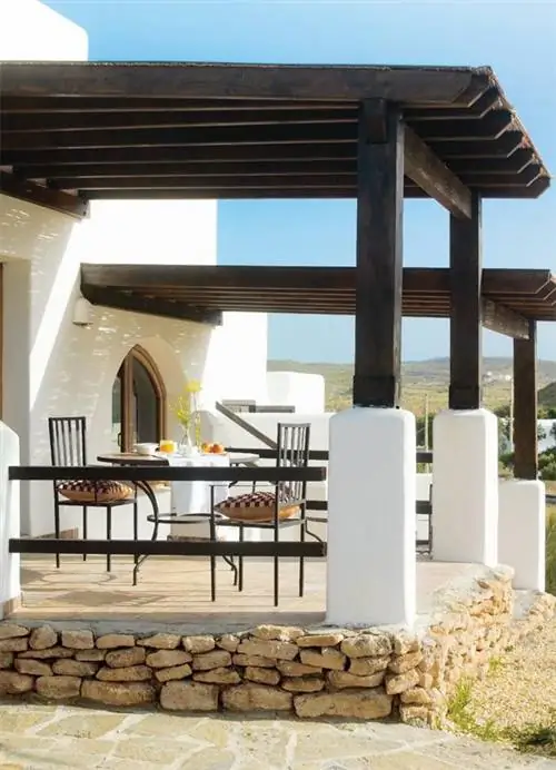 Недвижимость, Недвижимость, Тень, Бетон, Композитный материал, Дом, Газ, Балкон, Диван, Колонна,