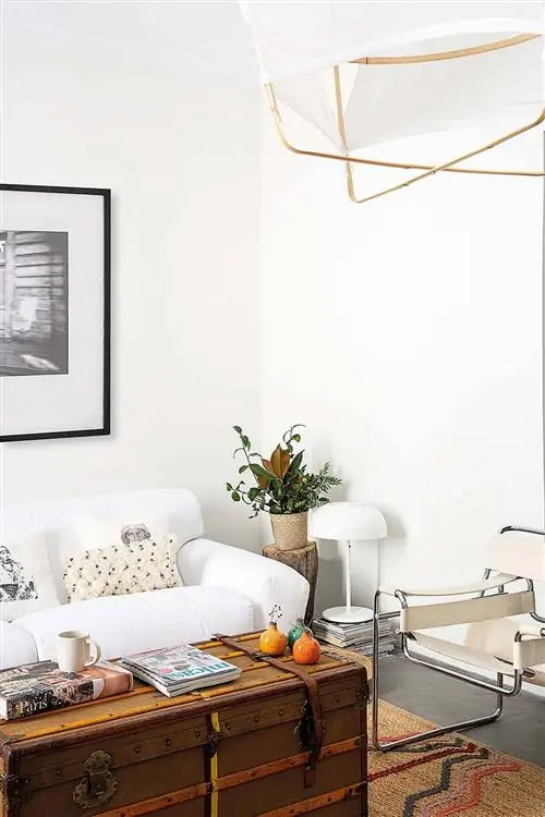 Дом братьев Манзано: Гостиная со сундуком