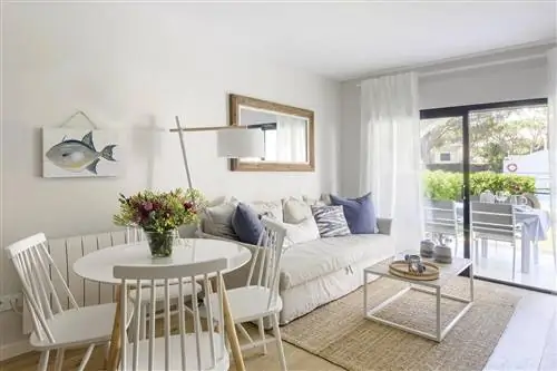 квартира в 50 м от пляжа гостиная и столовая с террасой