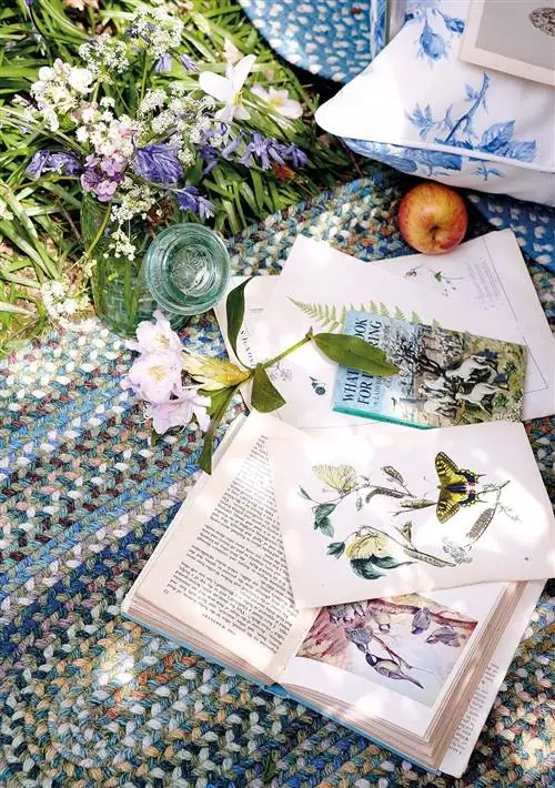 Коврики и ваза с цветами