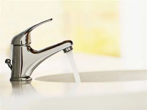 Обувь, Высокие каблуки, Кран, Сантехника, Сандалии, Туфли, Раковина,