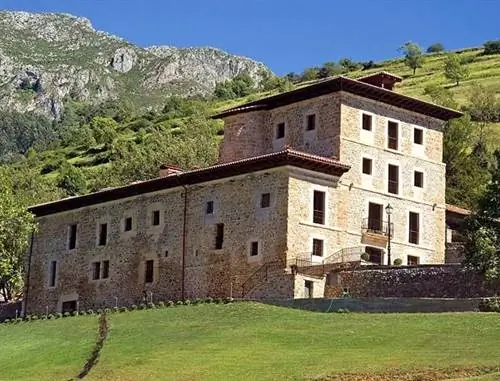 Окно, Имущество, Дом, Здание, Земельный участок, Стена, Фасад, Недвижимость, Склон, Сельская местность,