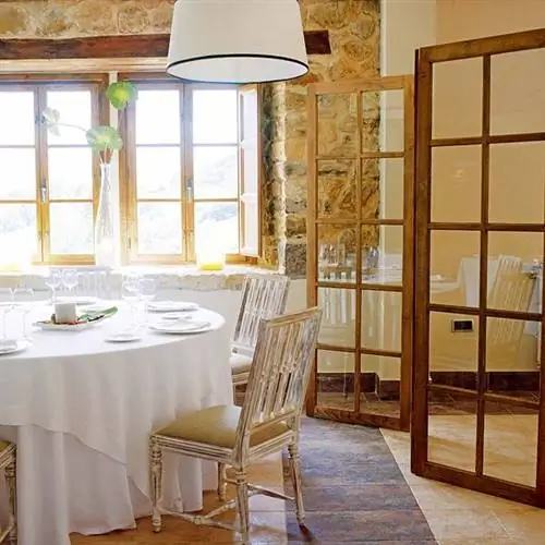 Скатерть, Дерево, Комната, Дизайн интерьера, Этаж, Текстиль, Пол, Стол, Мебель, Стекло,