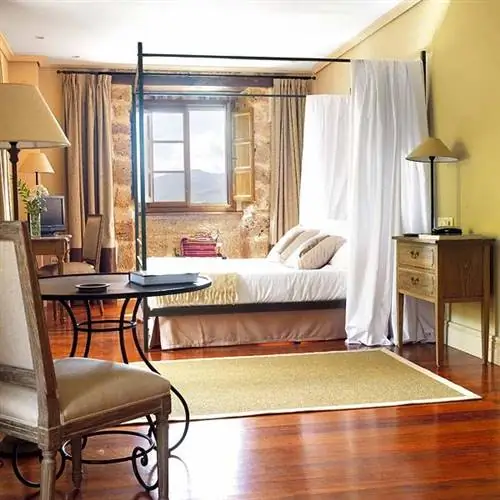 Дерево, Комната, Этаж, Дизайн интерьера, Освещение, Напольное покрытие, Недвижимость, Текстиль, Лампа, Мебель,