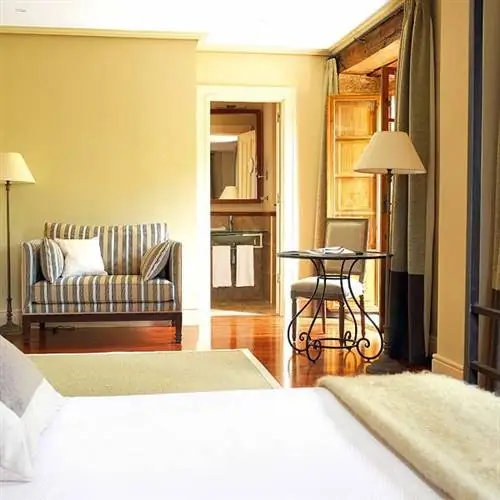 Дерево, Комната, Дизайн интерьера, Недвижимость, Лампа, Пол, Текстиль, Мебель, Стена, Дом,