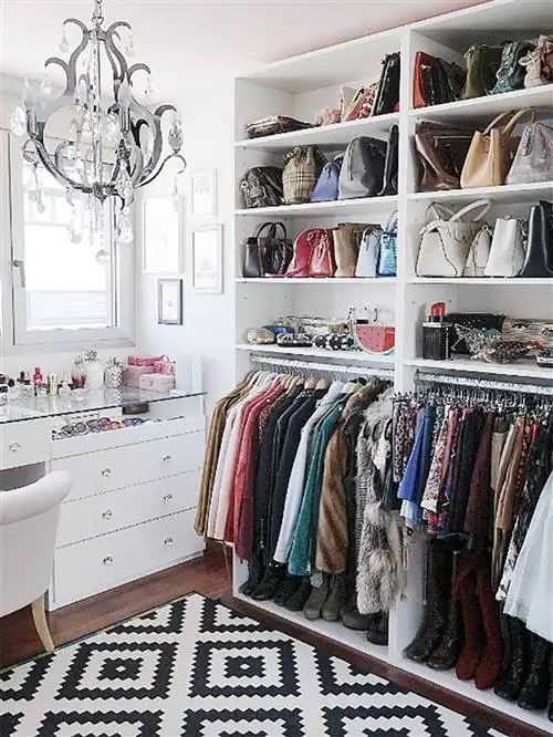 Комната, Шкаф, Полка, Мебель, Стеллажи, Вешалка для одежды, Здание, Дизайн интерьера, Бутик, Этаж,