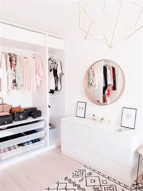 Белый, Комната, Дизайн интерьера, Мебель, Черно-белая, Стена, Полка, Потолок, Пол, Здание,