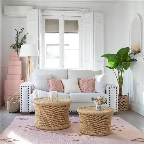 в офисе lucia be белый диван с прихватками