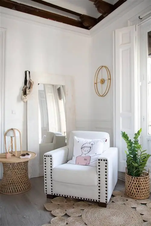 белое кресло с шипами