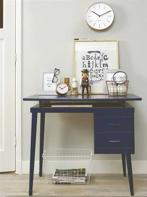 Комната, Мебель, Стол, Пол, Стена, Часы настенные, Дизайн интерьера, Ящик, Аксессуары для дома, Серый,