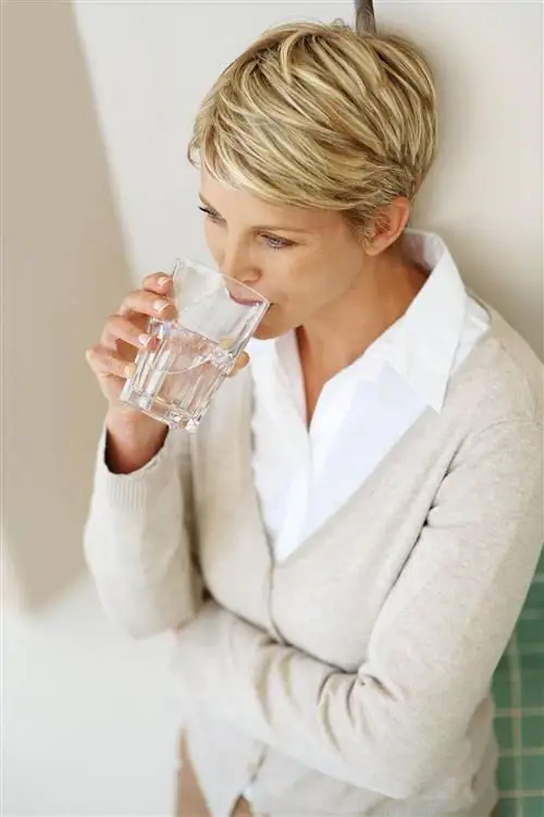 Бытовые привычки: пить воду стоя