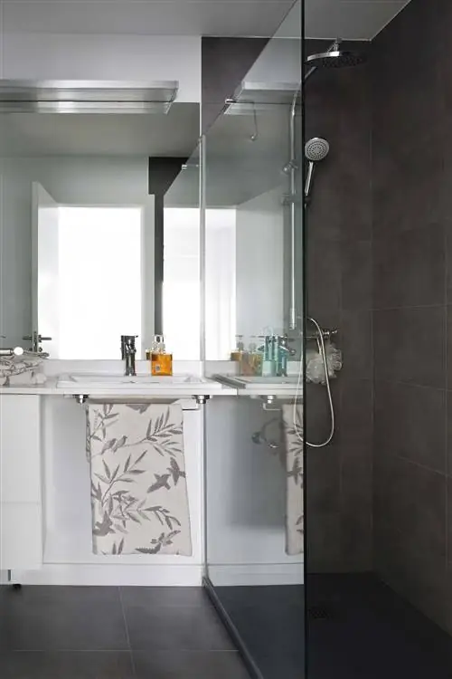 70-метровый этаж: санузел с душевой кабиной