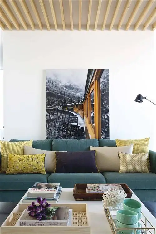 70-метровый этаж: Гостиная с зеленым диваном