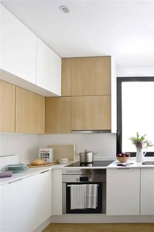 70-метровый этаж: Кухня в белом цвете и дереве