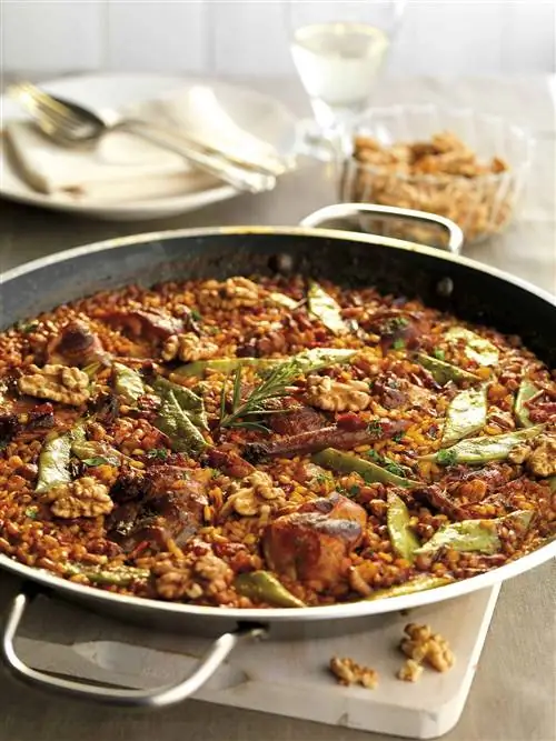 паэлья с кроликом и орехами