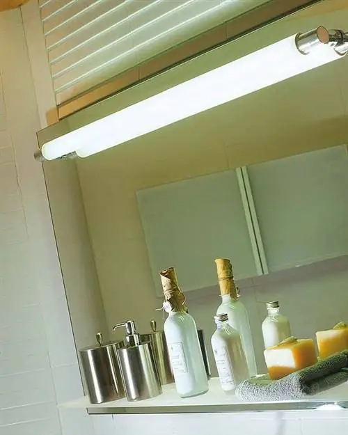 Потолок, Жидкость, Бутылка, Стена, Дизайн интерьера, Бежевый, Стеклянная бутылка, Коллекция, Светильник, Косметика,