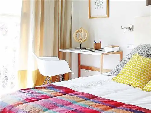 Кровать, Комната, Дизайн интерьера, Постельные принадлежности, Текстиль, Простыня, Спальня, Стена, Постельное белье, Мебель,