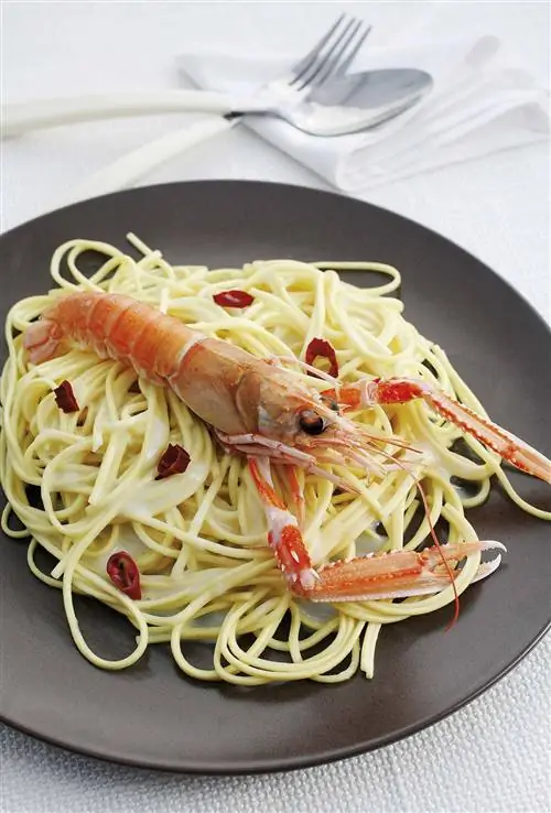 Омары по-норвежски с рисовой лапшой