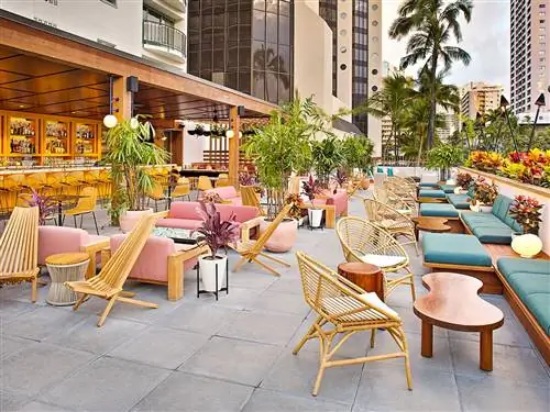 Здание, Недвижимость, Мебель, Стол, Многофункциональное, Патио, Ресторан, Бранч, Недвижимость, Уличный стол,