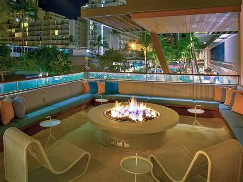 Недвижимость, Досуг, Бассейн, Здание, Дизайн интерьера, Курорт, Недвижимость, Комната, Центр досуга, Задний двор,