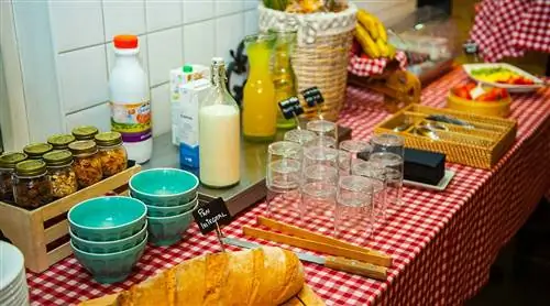 Скатерть, стол, еда, бутылка, пластиковая бутылка, жидкость, посуда, питьевая посуда, блюдо, питание,