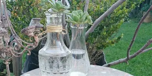 Стол, украшенный меловой краской и металлическими аппликациями