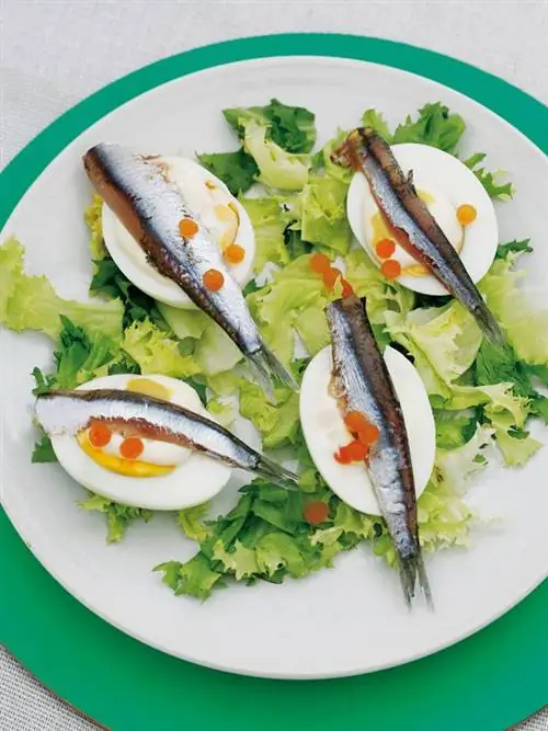 маринованные анчоусы с сваренными вкрутую яйцами