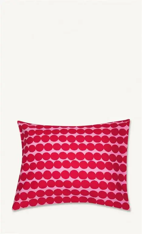 Подушка Marimekko с принтом в красные точки Подушка Marimekko с принтом в красные точки