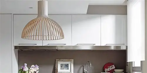 Белый и деревянный на кухне