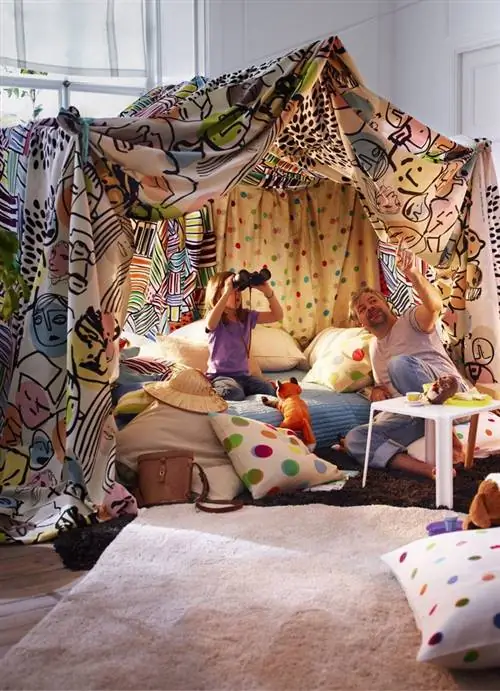 коробка с простынями в гостиной