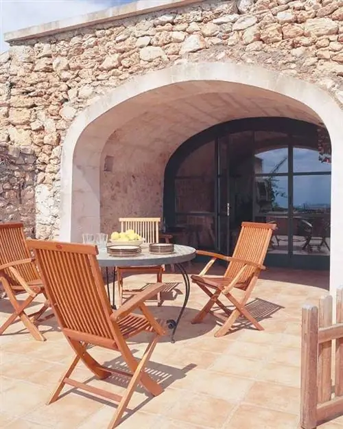 Мебель, Стол, Стул, Садовая мебель, Уличный стол, Арка, Каменная стена, Лиственная древесина, Кирпич, Дверь,