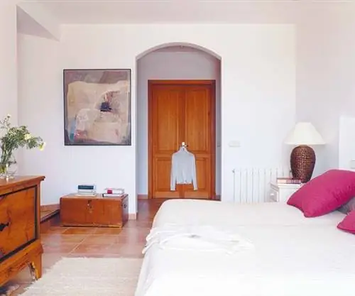 Дерево, Комната, Кровать, Дизайн интерьера, Текстиль, Комод, Стенка, Сервант, Мебель, Постельные принадлежности,