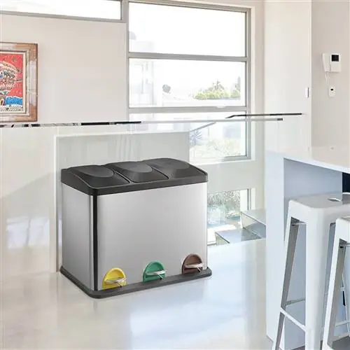 Большой мусорный бак с разделителями