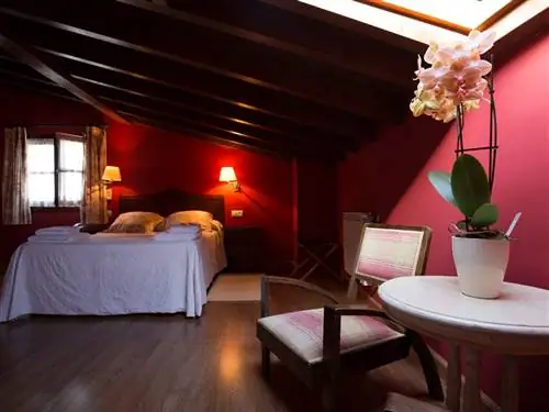 Освещение, Кровать, Комната, Дизайн интерьера, Дерево, Текстиль, Вазон, Мебель, Пол, Спальня,