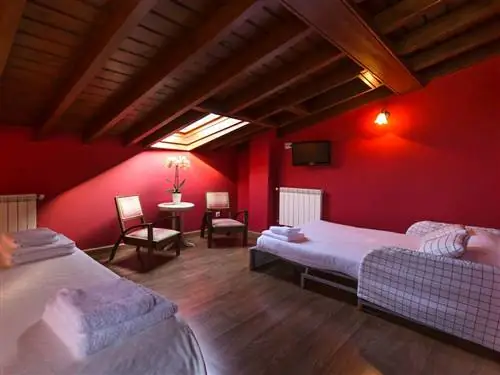 Дерево, Комната, Освещение, Дизайн интерьера, Этаж, Твердая древесина, Недвижимость, Текстиль, Кровать, Потолок,