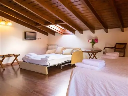 Дерево, Кровать, Освещение, Комната, Дизайн интерьера, Недвижимость, Этаж, Лиственных пород, Постельные принадлежности, Мебель,