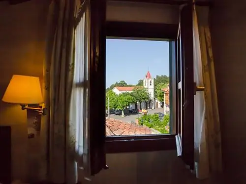 Абажур, Стекло, Лампа, Светильник, Дом, Оттенки и оттенки, Аксессуар для освещения, Светильник, Дневной свет, Створки окна,