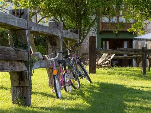 Велосипед, Велосипедная рама, Велосипедный руль, Велосипедное колесо, Велосипедная вилка, Газон, Велосипедная шина, Велосипедный аксессуар, Велосипедное седло, Велосипедная деталь,