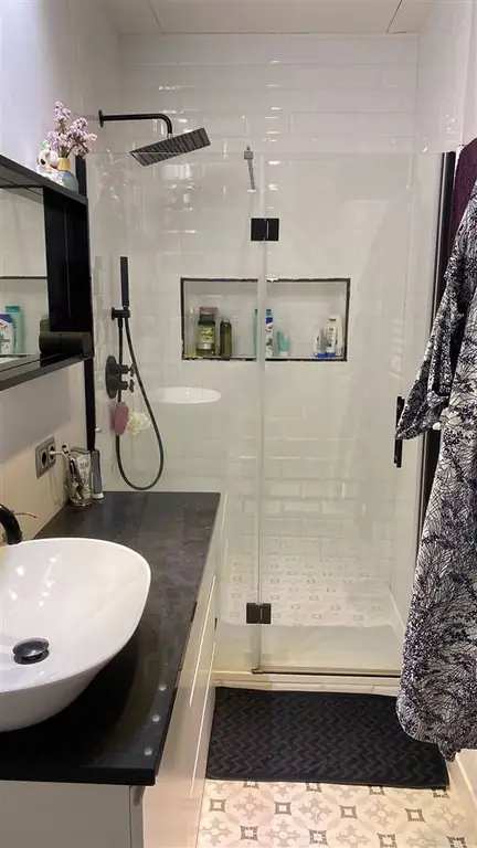 душевая кабина с белой плиткой метро