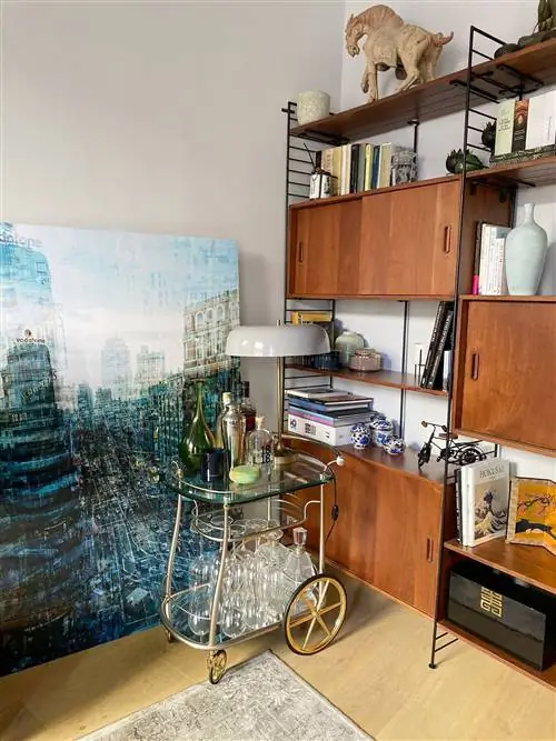 винтажная барная тележка и промышленные стеллажи