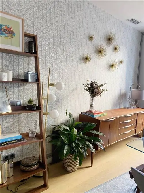 винтажный буфет с золотыми ёжиками и геометрическими обоями