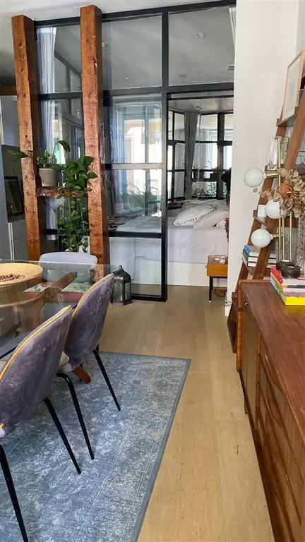 спальня с железным и стеклянным ограждением