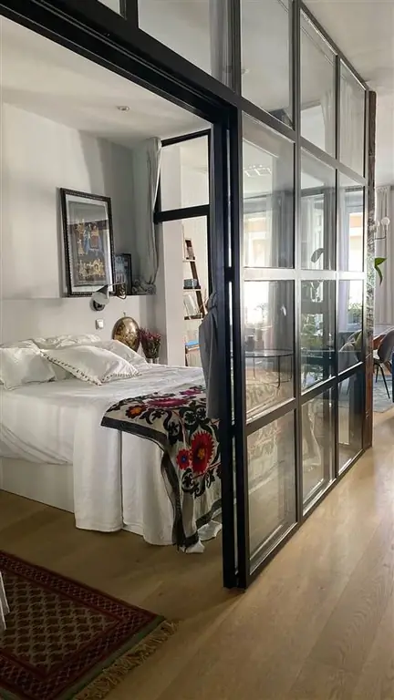 спальня с железным и стеклянным ограждением