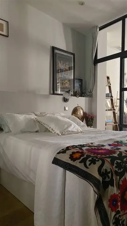 старинное цветочное покрывало на кровати