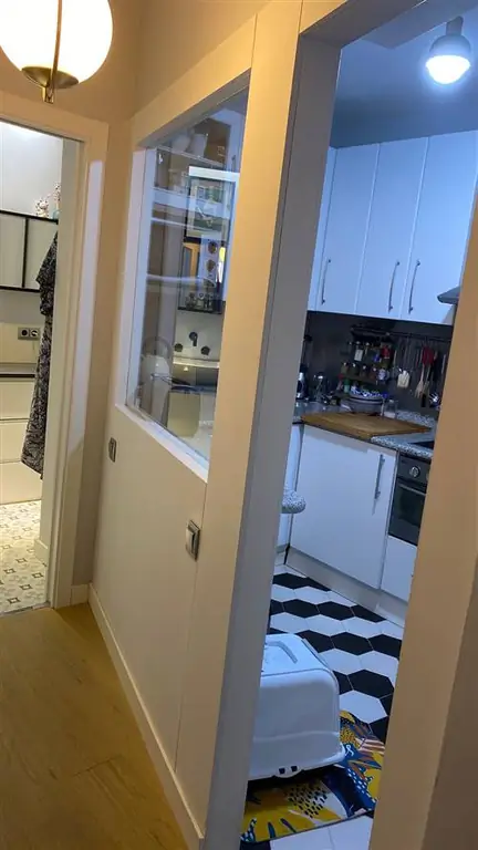 кухня с черно-белой плиткой