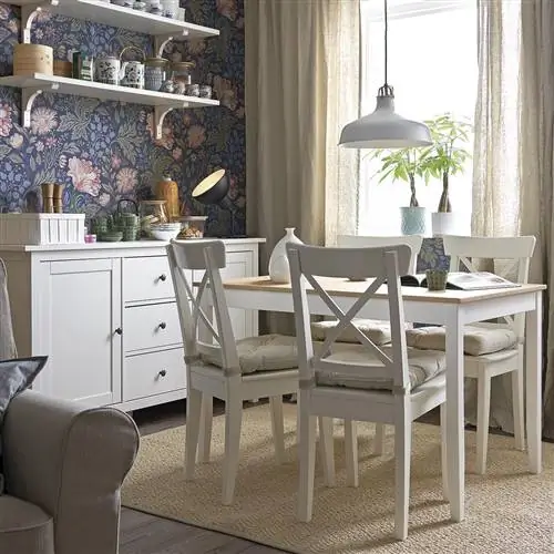 белая столовая ikea с обоями