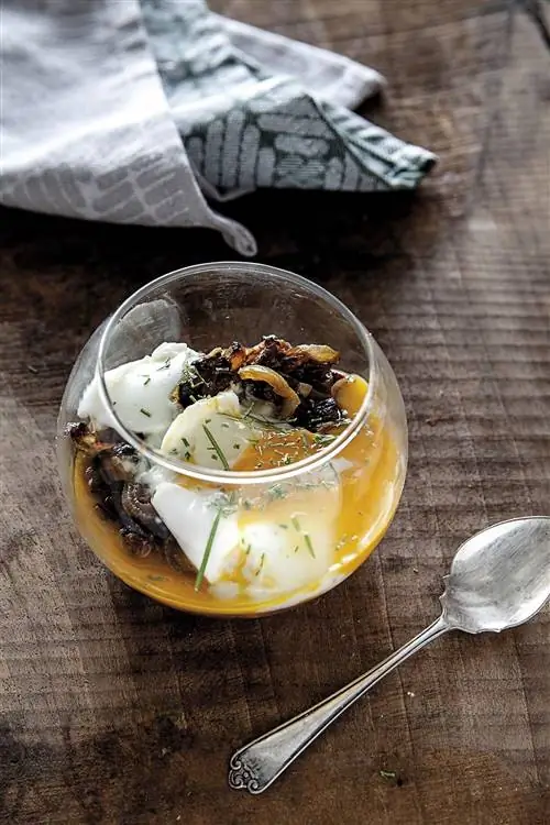 Трюфельные яйца с карамелизированным луком