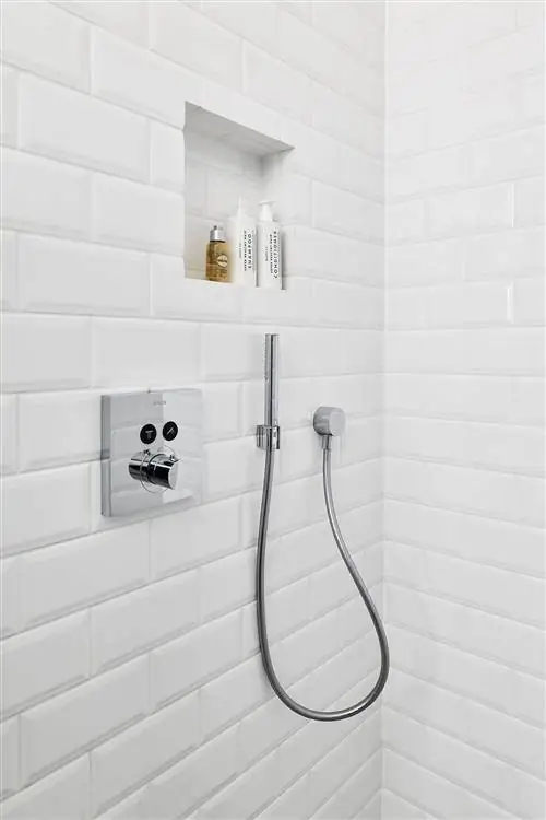 душевая в нише с белой плиткой метро